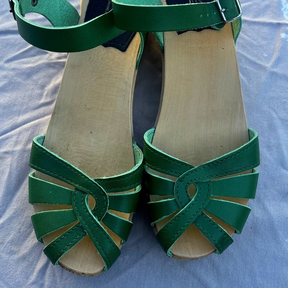 Beautiful Kelly Green Swedish Hasbeens Cross Strap Sandal, Size 38
